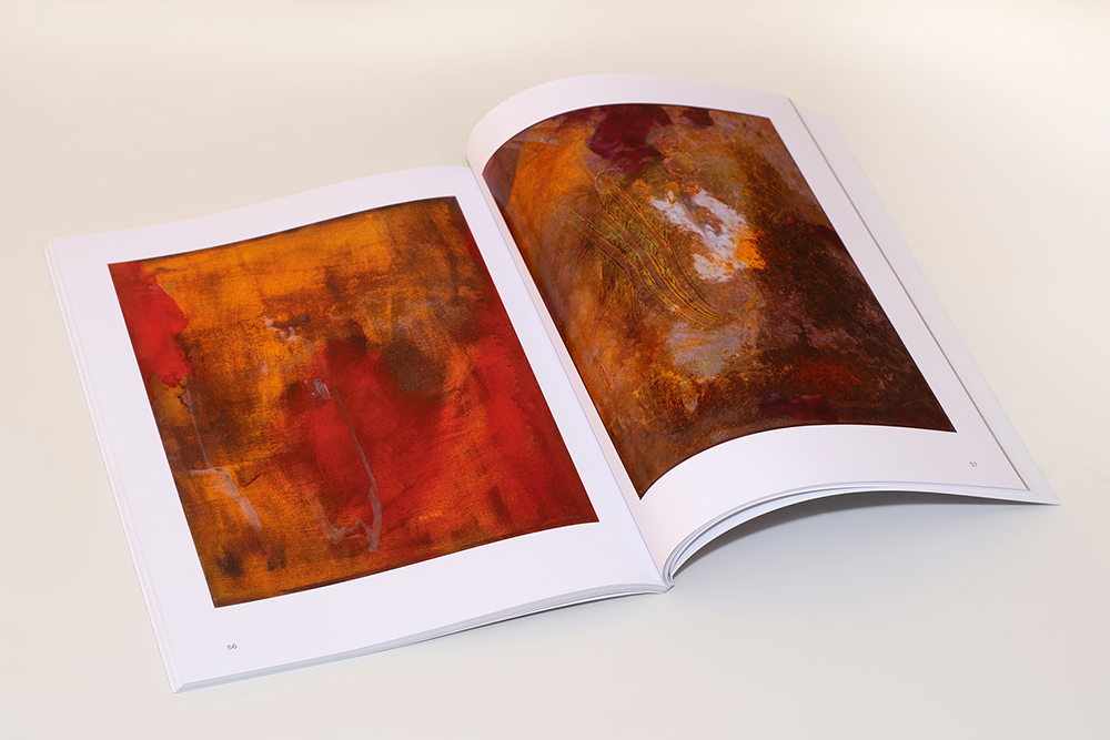 Aufgeschlagene Doppelseite aus dem Kunstbuch „Oxidation“ mit einem Gemälde von Frank Freytag